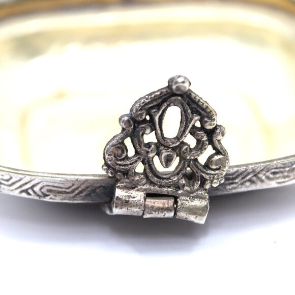 Beautiful Silver Tooled Etched Tin Trinket Box Floral Design Hinged Box - Picture 9 of 9